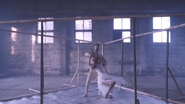 Пара танцует за сетью — стоковое видео