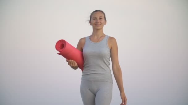 Meisje is opleiding op het strand — Stockvideo