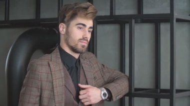 Kahverengi elbiseli bir adam.
