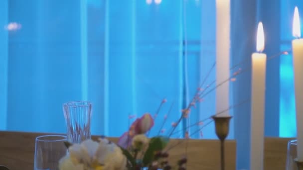 Tafel met bloemen en kaarsen — Stockvideo