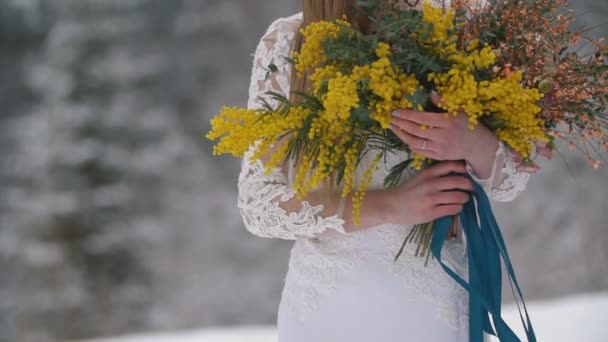 Porträtt av en brud med blommor — Stockvideo