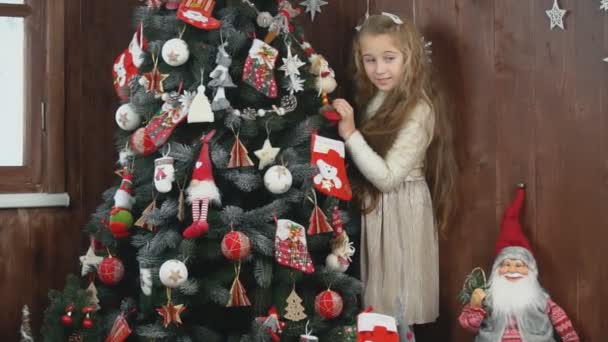 Lány közel karácsonyfa — Stock videók