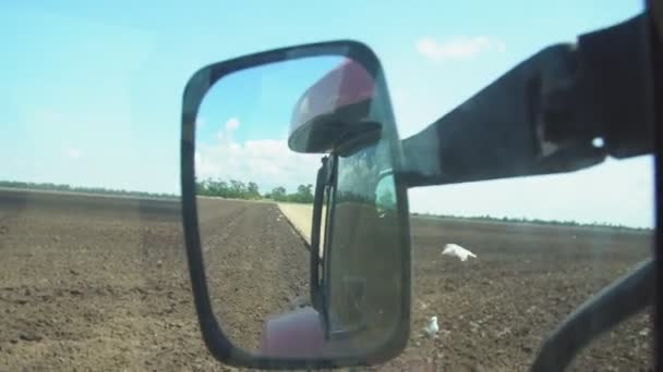 Traktor s výhledem na pluh kabiny — Stock video