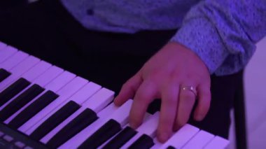 Erkek elleri dijital piyano çalıyor.