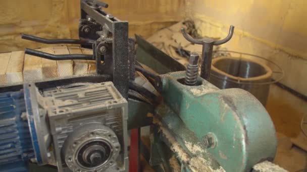 Machine sur la production de bois — Video