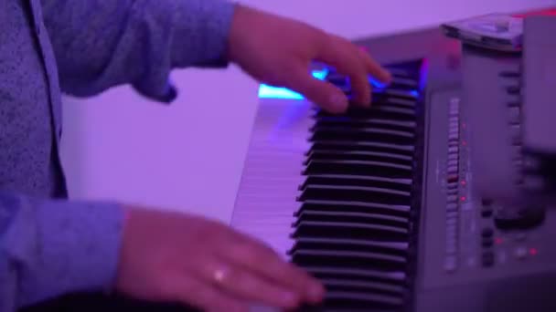 Mužské ruce hrající na digitální piano — Stock video