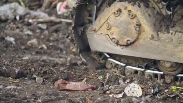 Rupsen bulldozer schop duwt afval — Stockvideo