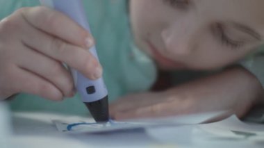 Kız 3D kalemle çiziyor