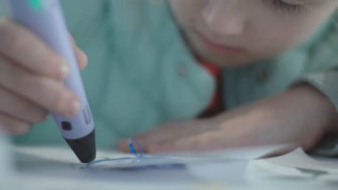 Kız 3D kalemle çiziyor