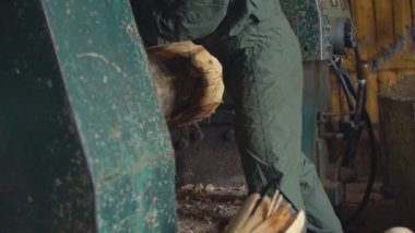 yuvarlak ahşap bir makinede dönüyor