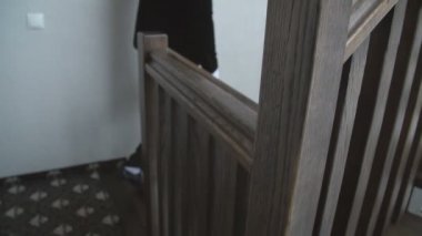 Takım elbiseli adam merdivenlerde.