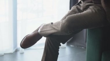 Adam kanepede oturuyor.