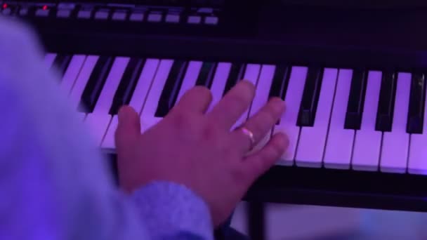 デジタルピアノを演奏する男性の手は — ストック動画