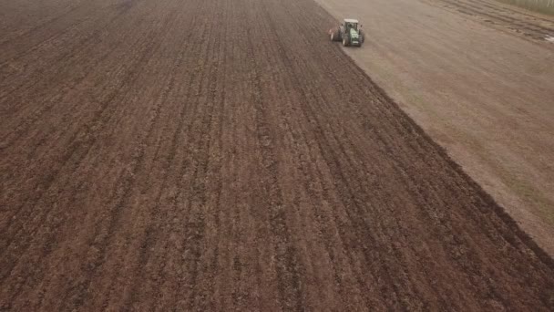 Stor traktor med en fågel-öga plog — Stockvideo