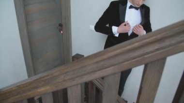 Takım elbiseli adam merdivenlerde.