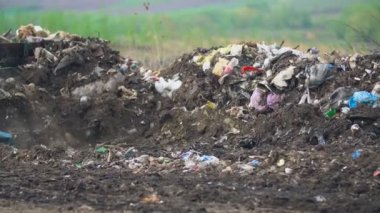 Sürüngen buldozer küreği çöpleri itiyor