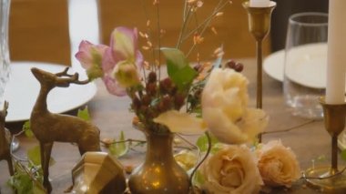 Çiçekli mumlu yemek.