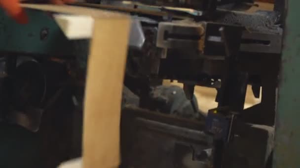 fixer le fond d'une boîte en bois