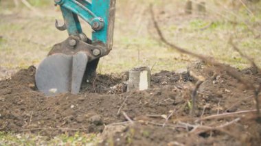 Çalışan kazıcı kovası