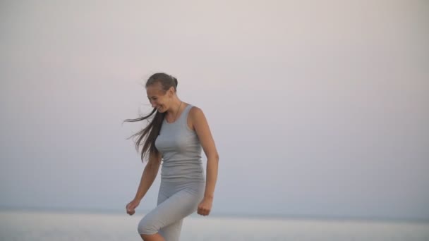 Girl doing exercise — Stock Video