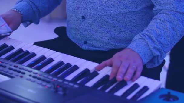 Мужчины играют на цифровом пианино — стоковое видео