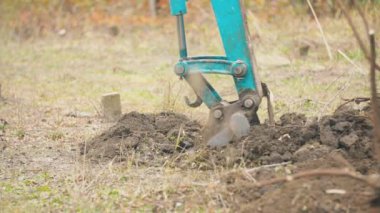 Çalışan kazıcı kovası