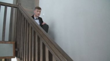 Takım elbiseli adam merdivenlerde.