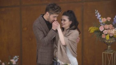 Çift kucaklaşıyor.