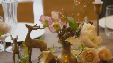 Çiçekli mumlu yemek.