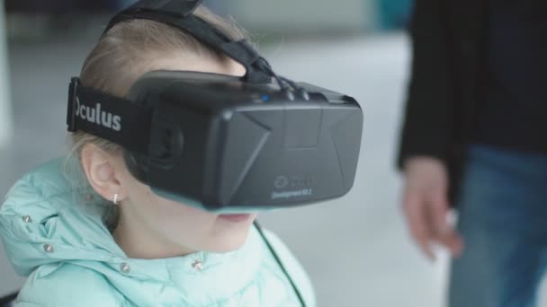 Ucrania, Chernivtsi, 04 de febrero de 2020: chica en gafas de realidad virtual — Vídeos de Stock