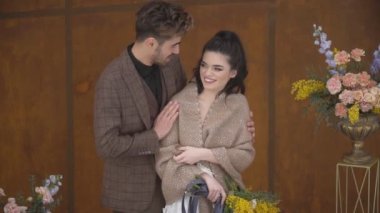 Çift kucaklaşıyor.