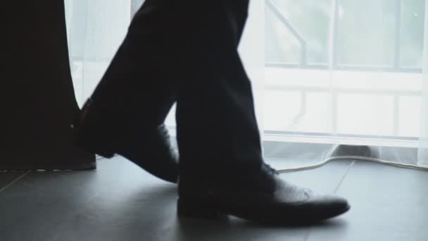 Чоловічі ноги у взутті — стокове відео