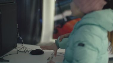 Kız el hareketleri yapıyor.