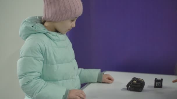 Ucrania, Chernivtsi, 04 de febrero de 2020: niña observando la actividad del robot — Vídeo de stock