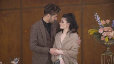 Çift kucaklaşıyor.