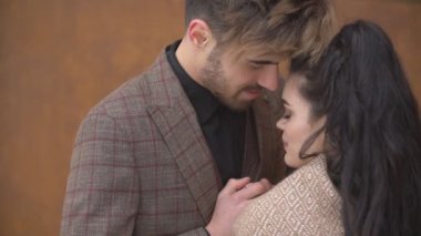 Bir erkek kız arkadaşının ellerini ısıtır.