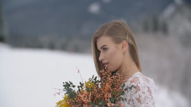 Meisje in een witte jurk met bloemen — Stockvideo