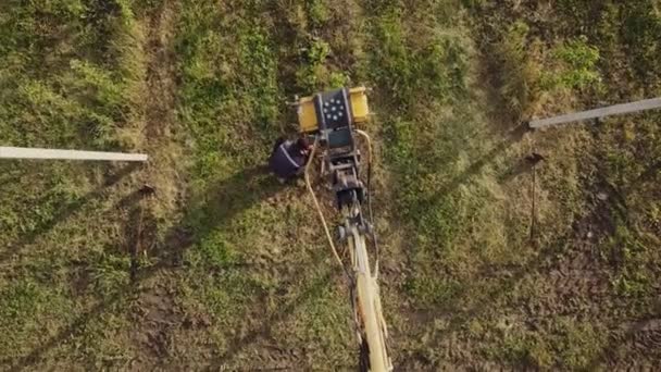 Specializovaný traktor tlačí kůly do země — Stock video