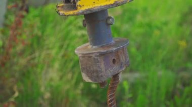 Bir metal yığınını yere vidalamak.