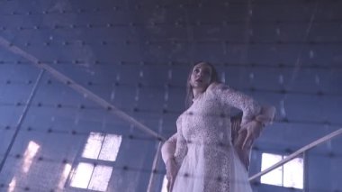 Çitin arkasında dans eden çift