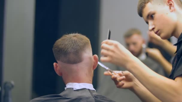 Fryzjer fryzjer facet — Wideo stockowe