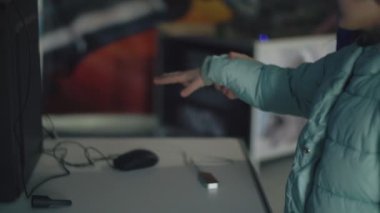 Kız el hareketleri yapıyor.