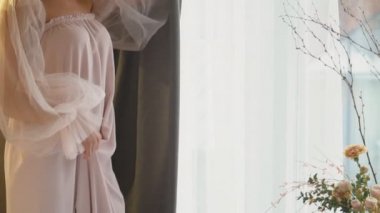 Pencerenin yanındaki kız