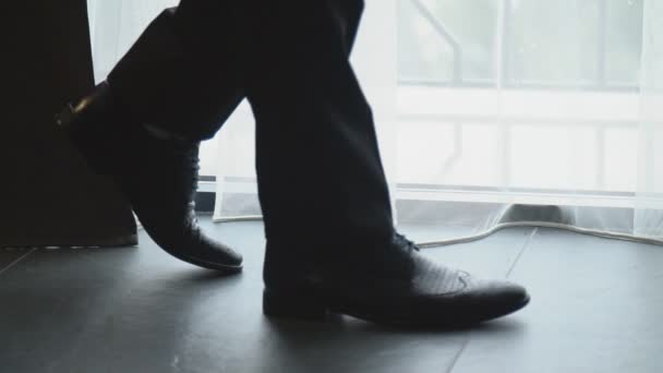 Mens voeten in schoenen — Stockvideo