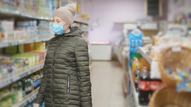 Maskierte Frau läuft durch das Geschäft — Stockvideo