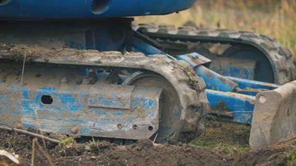 Rubber track at a small excavator — Stock Video