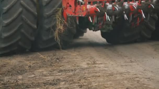 Grande trator com grade disco — Vídeo de Stock