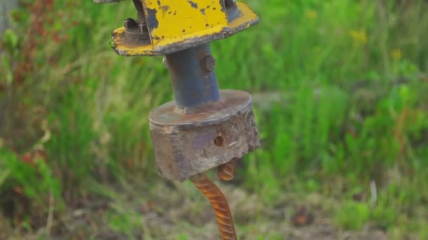 Visser un pieu métallique dans le sol — Video