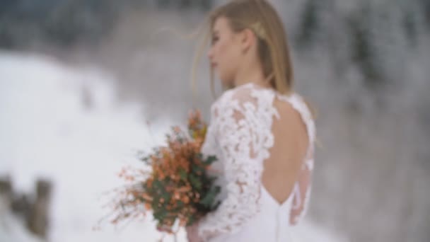 Meisje in een witte jurk met bloemen — Stockvideo