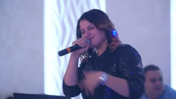 Donna che canta nel microfono — Video Stock